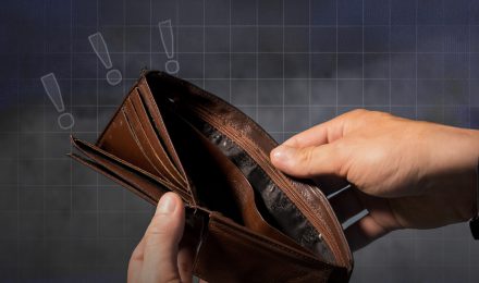 تأخر رواتب..  الهواء يلعب بالمحفظة والقلق يزداد بالرؤوس
