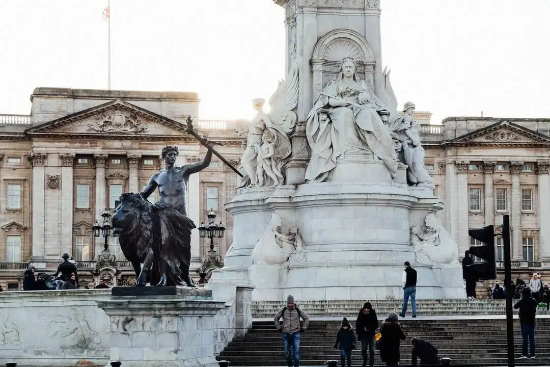 تأثير وسائل التواصل الاجتماعي على الشباب: بين الإيجابيات والسلبيات