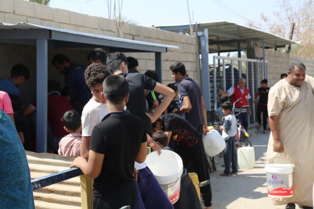 على “الطريقة الأفريقية”.. بصريون يقفون في طوابير صباحية للحصول على مياه الشرب