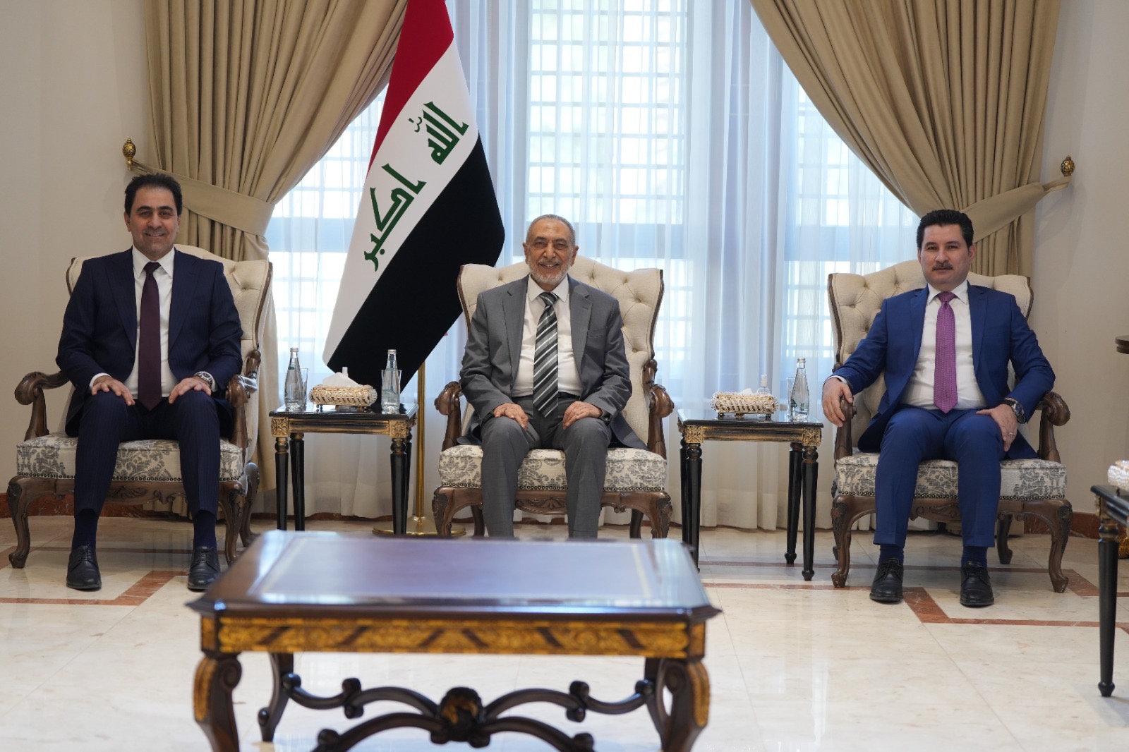 بعد أن “شخّ” على الهوية.. المشهداني يجتمع بنائبيه.. وجوه ضاحكة ولكن على من؟