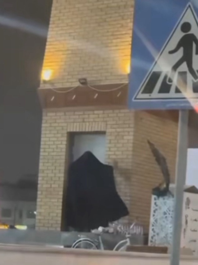 قفل ساعة الجزائر.. حارس يخرب بوضح النهار .. البلدية توضح الأسباب