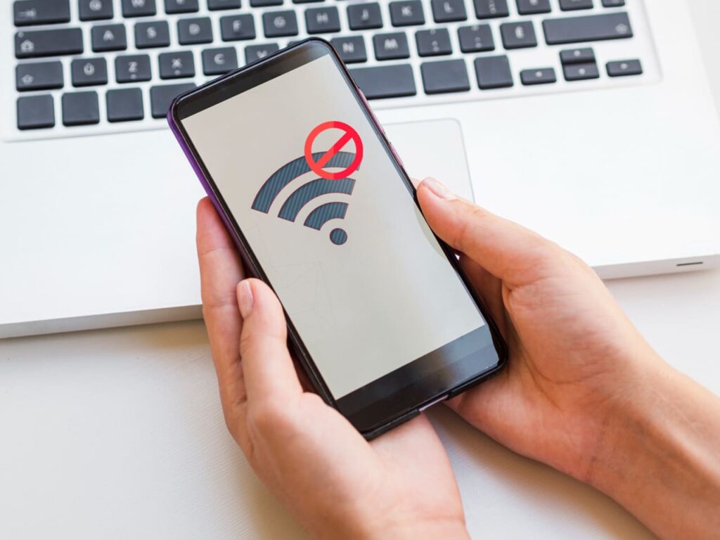 الزبير معزولة رقمياً.. استياء شعبي بسبب انقطاع الإنترنت.. “إيرثلنك” تلتزم الصمت