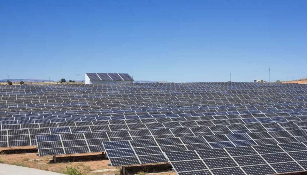 هل تنجو من الكسوف؟.. شمس البصرة.. الكهرباء تتحدث عن تقدم المشروع وإنتاج  1000 ميغاواط