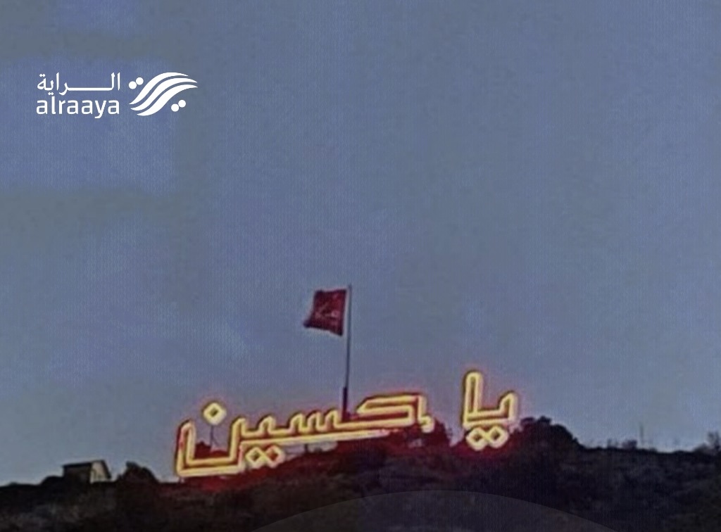 حتى من اسمه ارتعدوا.. طائرة صهيونية تفرغ نار حقدها على مجسم يا حسين في لبنان