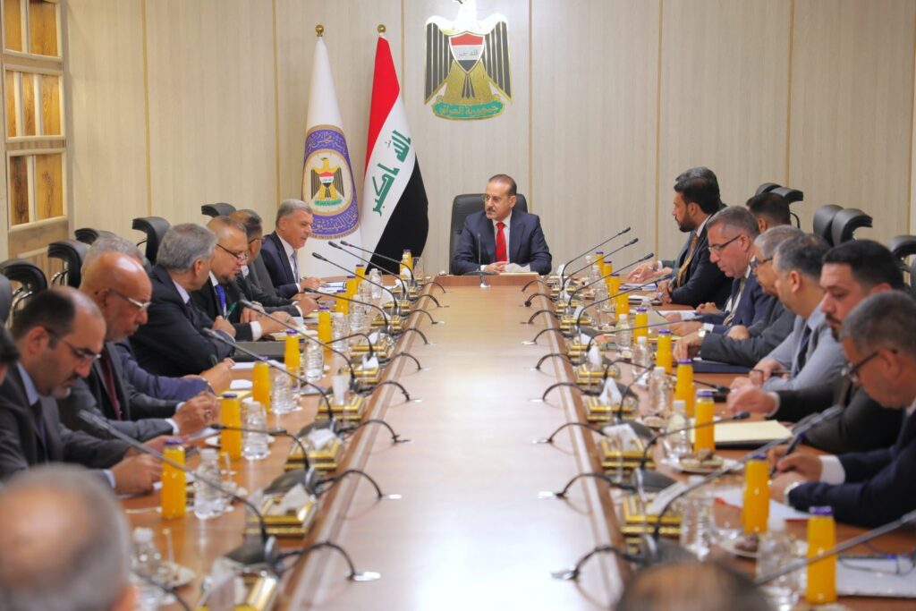 الهيئة تحفر حلولها.. كري الأنهر وصيانة المحطات.. خطة عاجلة قبل نفاد القطرات