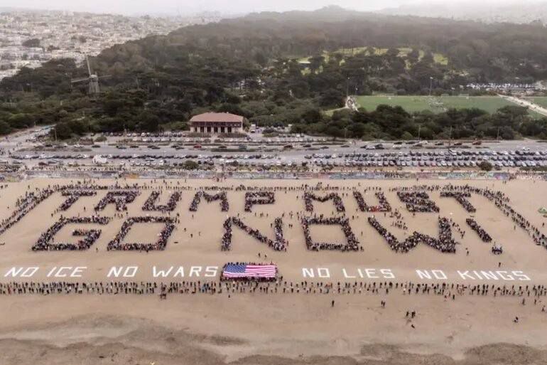 “ارحل يا ترامب”  رسالة بشرية على تتصدر الإحتجاجات الامريكية