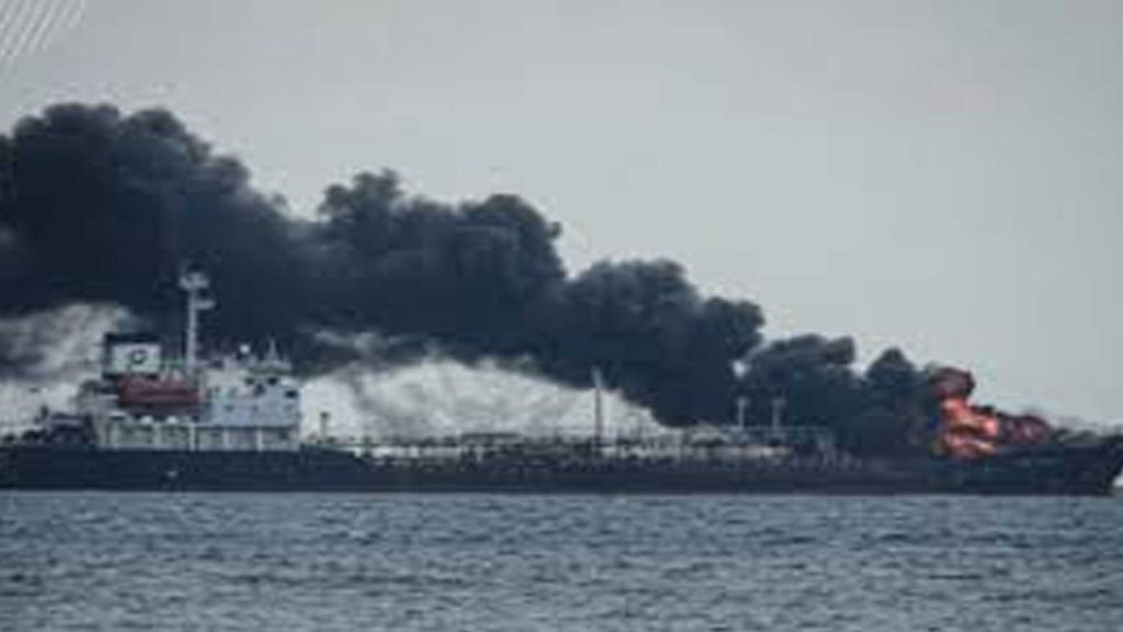 هجوم إيراني يشعل ناقلة نفط كويتية في ميناء دبي