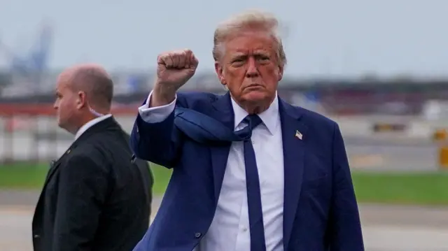 كاتب بريطاني: مفاوضو ترامب الهواة سيواجهون صعوبة في إنقاذه من الإذلال