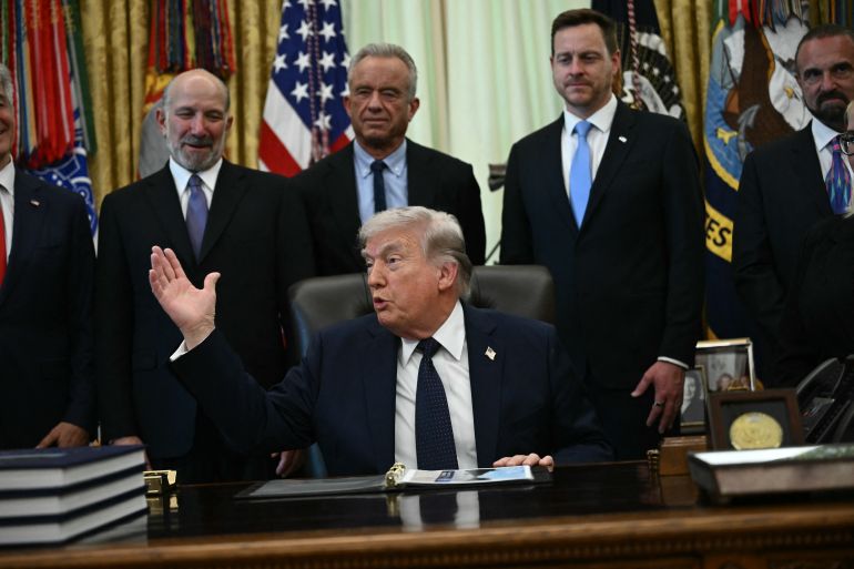 محبطون ويتحدثون لإرضائه.. هكذا يتعامل مساعدو ترامب معه