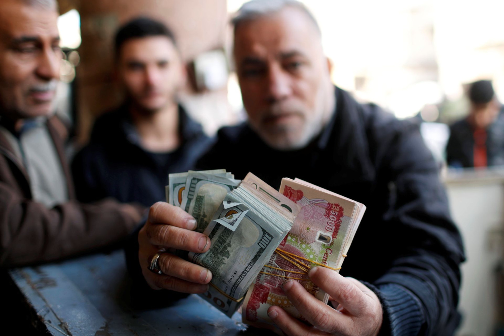 أزمة غير مسبوقة تضرب العراق وخبير يقترح طباعة نقود جديد